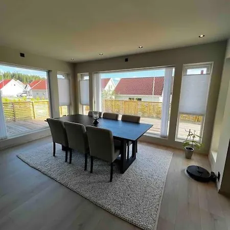 Nytt Hus I Fredfullt Nabolag *
