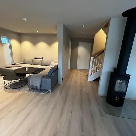 Villaer Nytt Hus I Fredfullt Nabolag *