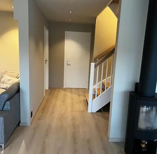 Villaer Nytt Hus I Fredfullt Nabolag *